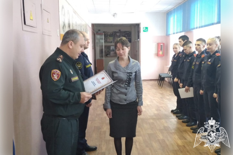 В преддверии Дня Учителя военнослужащие регионального Управления Росгвардии поздравили педагогов МБОУ СОШ №16