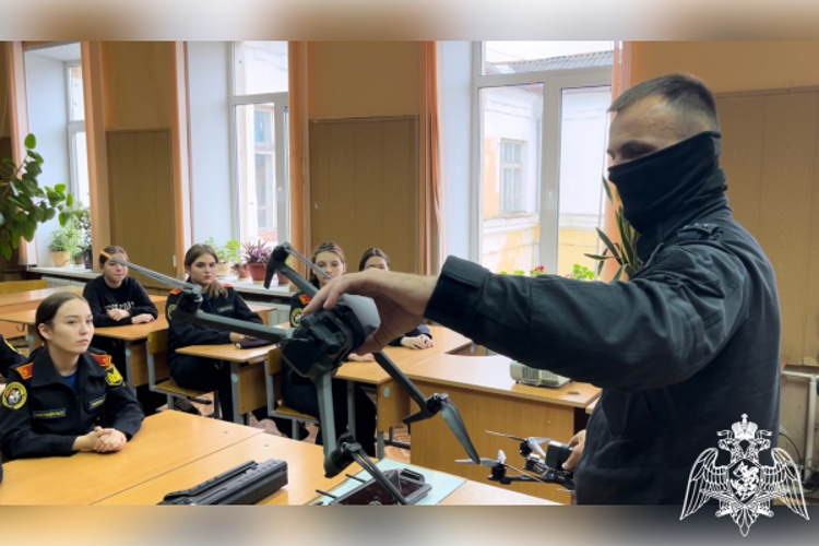 Сотрудники Тверского ОМОН «Барс» провели «Урок мужества» с учениками подшефного класса