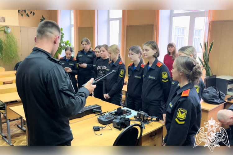 Сотрудники Тверского ОМОН «Барс» провели «Урок мужества» с учениками подшефного класса