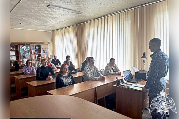 В преддверии Дня народного единства в Западной Двине росгвардейцы провели тематическую встречу со  студентами   
