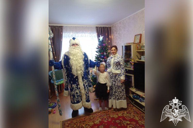 «Дед Мороз специального назначения» поздравил с новогодними праздниками детей тверских росгвардейцев.