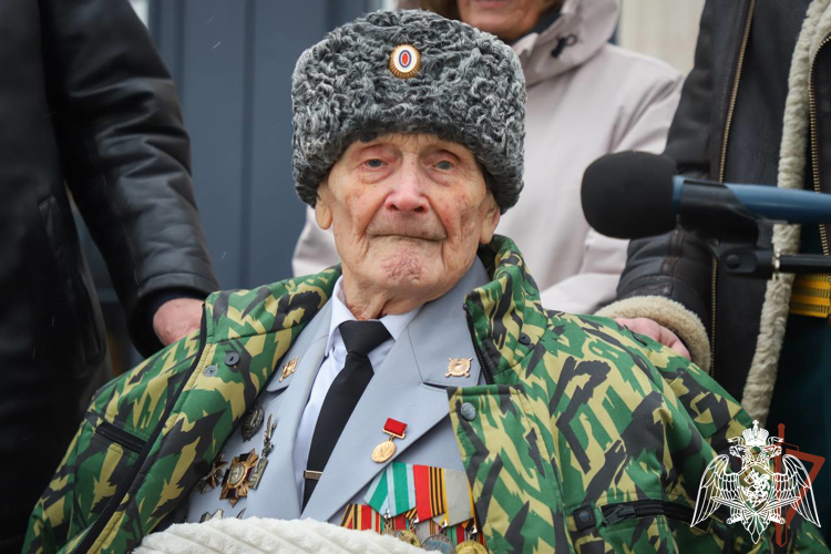 Заместитель директора Росгвардии вручил орден Александра Невского 100-летнему ветерану Великой Отечественной войны