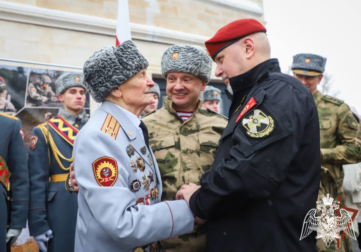 Заместитель директора Росгвардии вручил орден Александра Невского 100-летнему ветерану Великой Отечественной войны