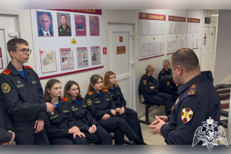 В преддверии Дня подразделений государственного контроля и лицензионно-разрешительной работы тверские росгвардейцы провели встречу с  кадетами подшефного класса