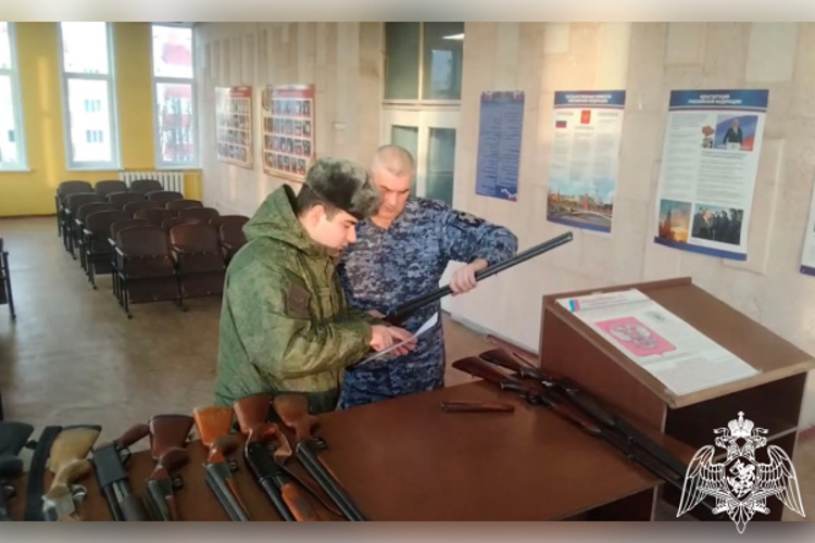 Тверские росгвардейцы передали добровольно сданное охотничье оружие в зону СВО