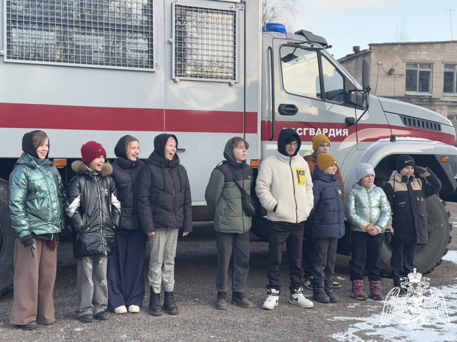 Тверские росгвардейцы пригласили на урок Мужества воспитанников социального приюта 