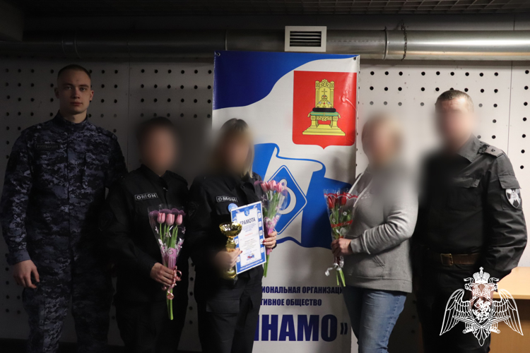 В Твери в канун 8 Марта команда девушек из Росгвардии завоевала «серебро» в соревнованиях в меткости 