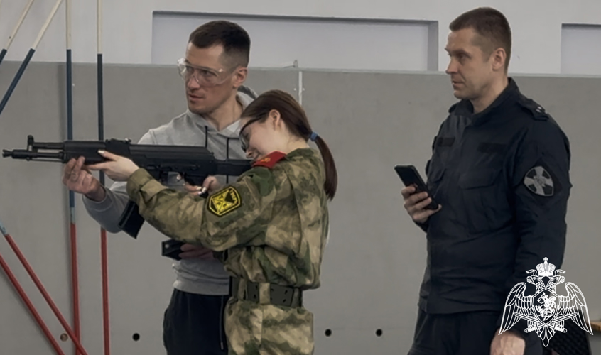 В Твери бойцы Росгвардии провели для кадет Урок мужества