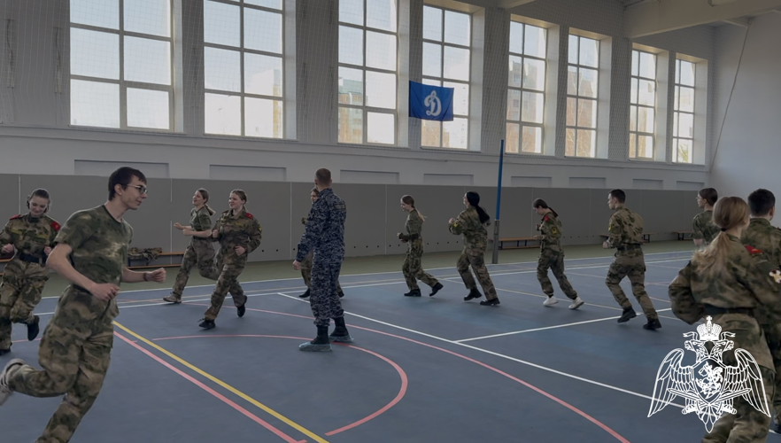 В Твери бойцы Росгвардии провели для кадет Урок мужества
