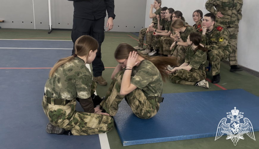 В Твери бойцы Росгвардии провели для кадет Урок мужества