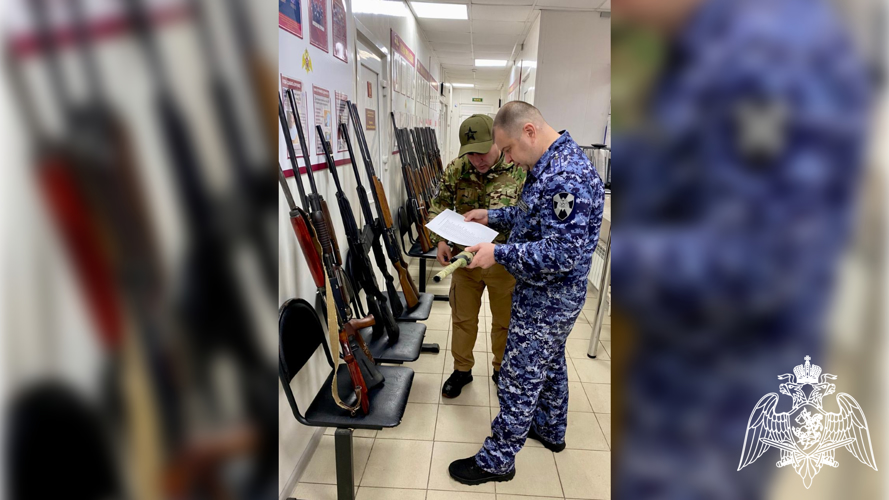 В Твери росгвардейцы передали охотничьи ружья в зону проведения СВО