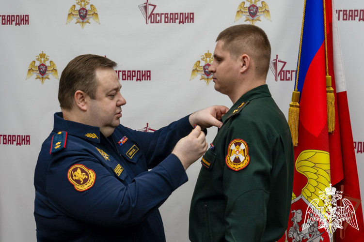 Заместитель директора Росгвардии генерал-лейтенант полиции Василий Сонин вручил военнослужащим и сотрудникам государственные и ведомственные награды