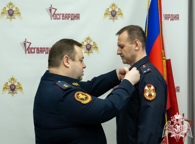 Заместитель директора Росгвардии генерал-лейтенант полиции Василий Сонин вручил военнослужащим и сотрудникам государственные и ведомственные награды