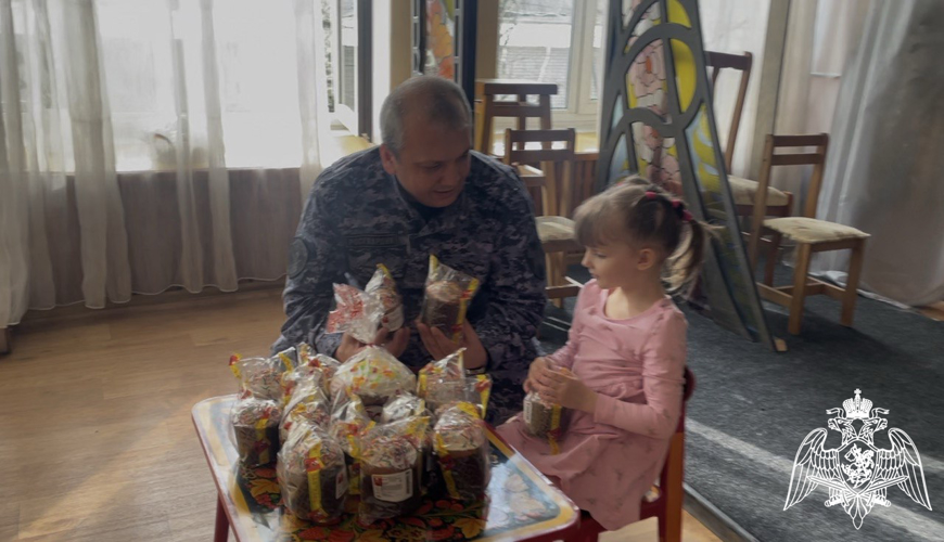 Тверские росгвардейцы в преддверии Пасхи передали куличи воспитанникам социального приюта