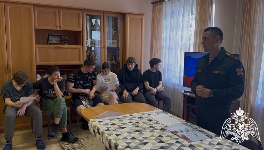 Росгвардейцы в Твери провели урок мужества для воспитанников детского дома (видео)