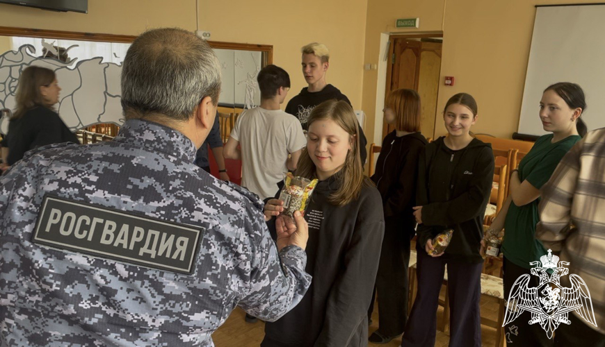 Тверские росгвардейцы в преддверии Пасхи передали куличи воспитанникам социального приюта