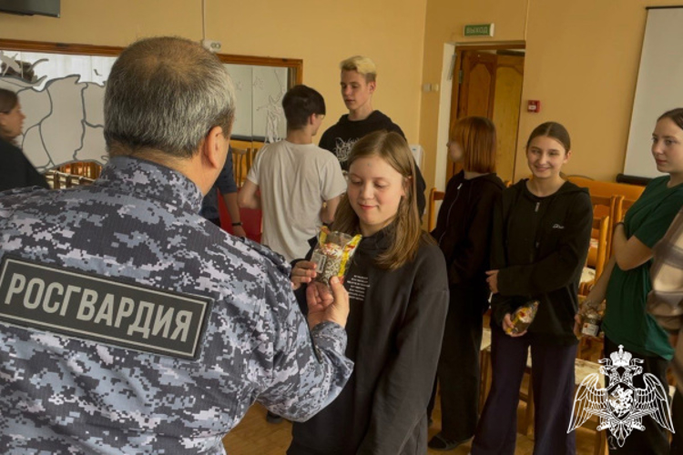 Тверские росгвардейцы в преддверии Пасхи передали куличи воспитанникам социального приюта