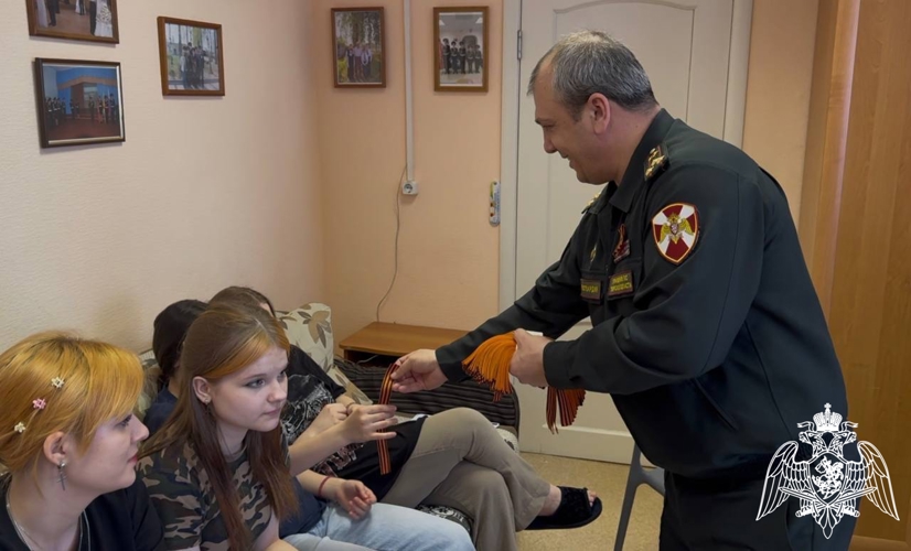  Росгвардейцы в Твери провели урок мужества для воспитанников детского дома (видео)
