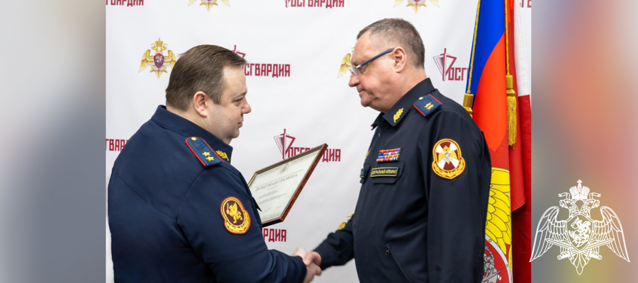 Заместитель директора Росгвардии генерал-лейтенант полиции Василий Сонин вручил военнослужащим и сотрудникам государственные и ведомственные награды