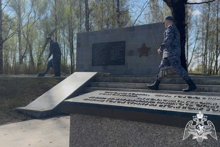В Твери В ПРЕДДВЕРИИ ДНЯ ПОБЕДЫ РОСГВАРДЕЙЦЫ БЛАГОУСТРОИЛИ ВОИНСКИЕ МЕМОРИАЛЫ