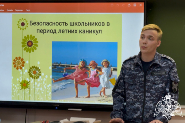 Представитель регионального управления Росгвардии принял участие в родительском собрании в одной из школ Твери