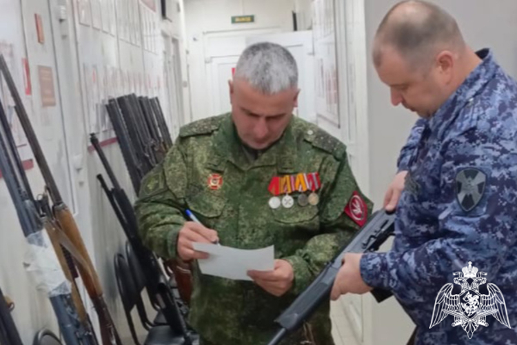 Тверские росгвардейцы передали около 30 единиц гражданского оружия в район проведения специальной военной операции (видео)