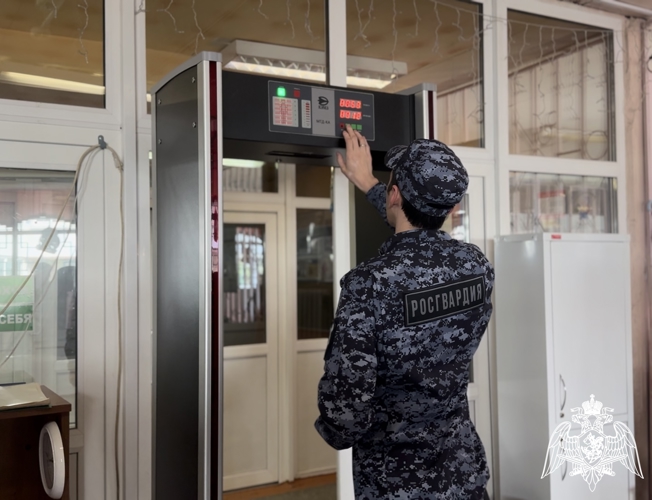 Тверские росгвардейцы проводят проверку образовательных учреждений на антитеррористическую защищенность в связи с проведением «Последних звонков»