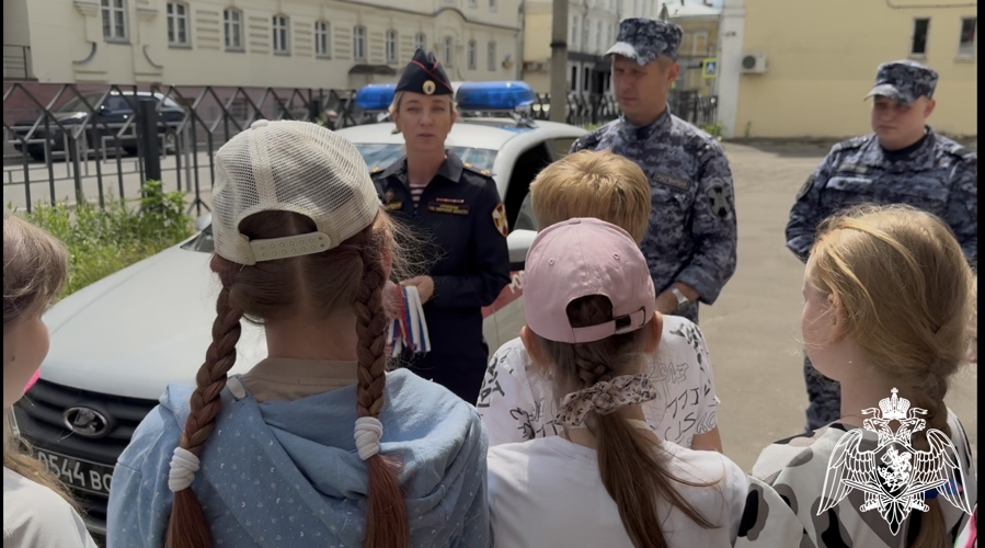  В Твери в преддверии Дня России сотрудники вневедомственной охраны Росгвардии провели познавательное мероприятие для ребят из летнего лагеря (видео)