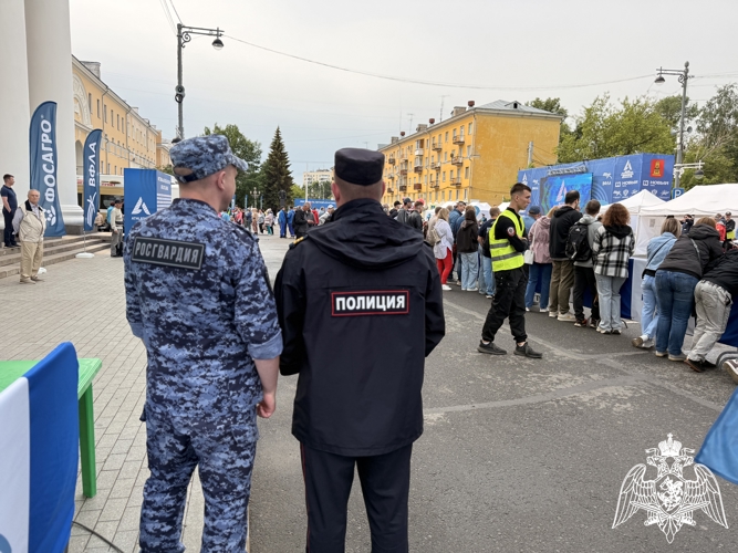 Сотрудники и военнослужащие Управления Росгвардии по Тверской  области приняли   участие в охране  общественного порядка и обеспечении безопасности  во время празднования Дня России. 
