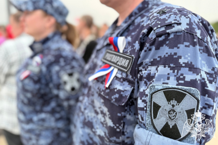  В День России сотрудники и военнослужащие Росгвардии в Твери приняли участие в патриотической акции «Я люблю тебя,Россия».