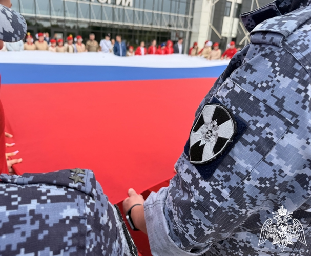 В День России сотрудники и военнослужащие Росгвардии в Твери приняли участие в патриотической акции «Я люблю тебя,Россия».