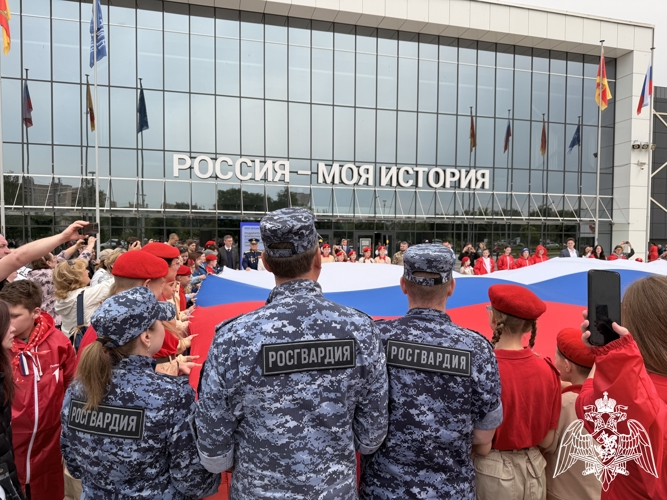 В День России сотрудники и военнослужащие Росгвардии в Твери приняли участие в патриотической акции «Я люблю тебя,Россия».