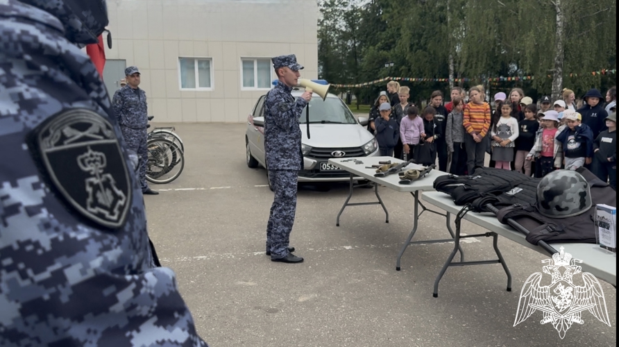 Тверские росгвардейцы в рамках ведомственной акции «Каникулы с Росгвардией» провели интересное занятие детьми