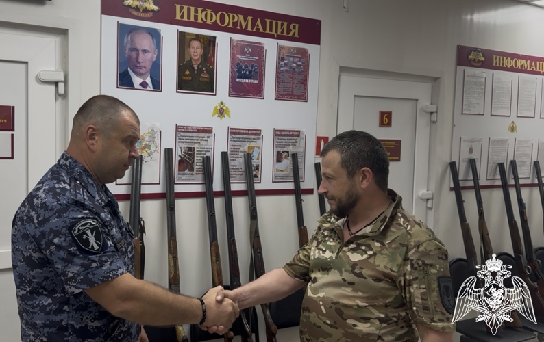 Тверские росгвардейцы передали бойцам СВО добровольно сданное оружие