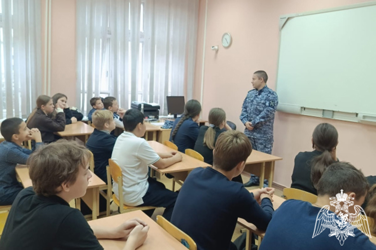 В Твери росгвардейцы рассказали школьникам о соблюдении правил пожарной безопасности