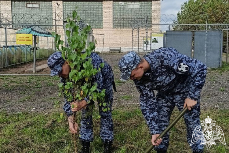 В Твери росгвардейцы приняли участие во Всероссийском экологическом субботнике «Зеленая Россия» 