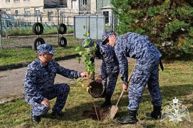 В Твери росгвардейцы приняли участие во Всероссийском экологическом субботнике «Зеленая Россия» 
