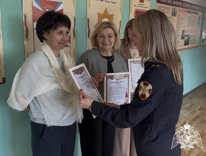В преддверии Дня Учителя сотрудники регионального Управления Росгвардии поздравили педагогов МБОУ СОШ №16