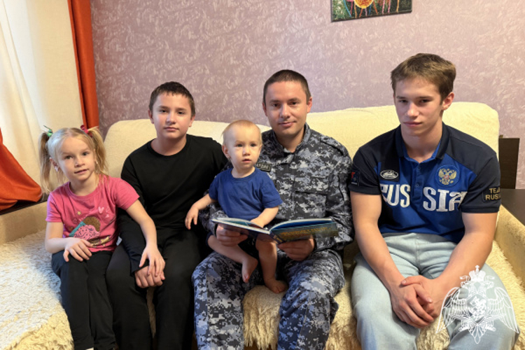Многодетный отец тверской росгвардеец Иван Самуник поделился секретом воспитания детей (видео)