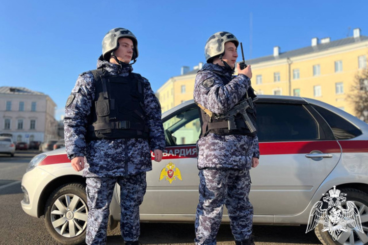 Сотрудники тверской вневедомственой охраны Росгвардии отмечают 73-ю годовщину со дня образования службы