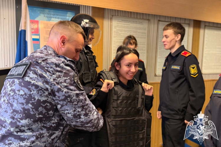     В Твери в преддверии профессионального праздника сотрудники вневедомственной охраны провели занятия для воспитанников подшефного класса 