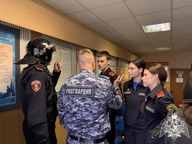     В Твери в преддверии профессионального праздника сотрудники вневедомственной охраны провели занятия для воспитанников подшефного класса 