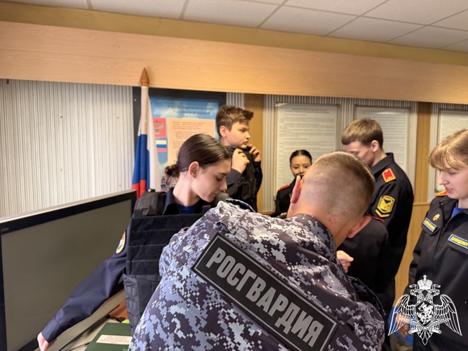     В Твери в преддверии профессионального праздника сотрудники вневедомственной охраны провели занятия для воспитанников подшефного класса 