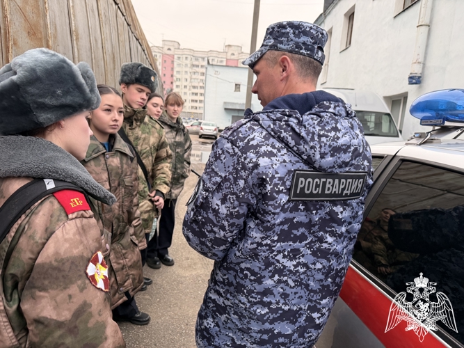     В Твери в преддверии профессионального праздника сотрудники вневедомственной охраны провели занятия для воспитанников подшефного класса 