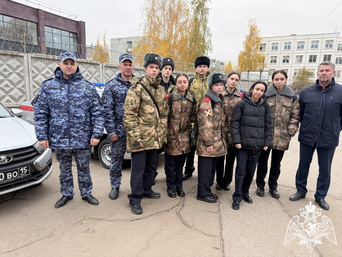     В Твери в преддверии профессионального праздника сотрудники вневедомственной охраны провели занятия для воспитанников подшефного класса 