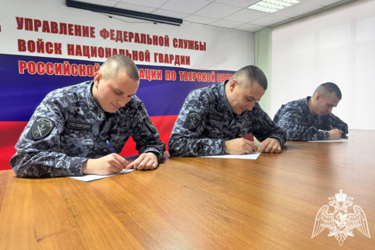В преддверии Дня матери тверские росгвардейцы написали письма своим мамам