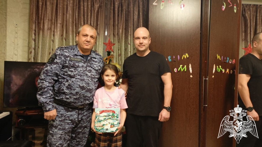 Детей росгвардейцев-участников СВО поздравили с наступающим Новым годом в Твери
