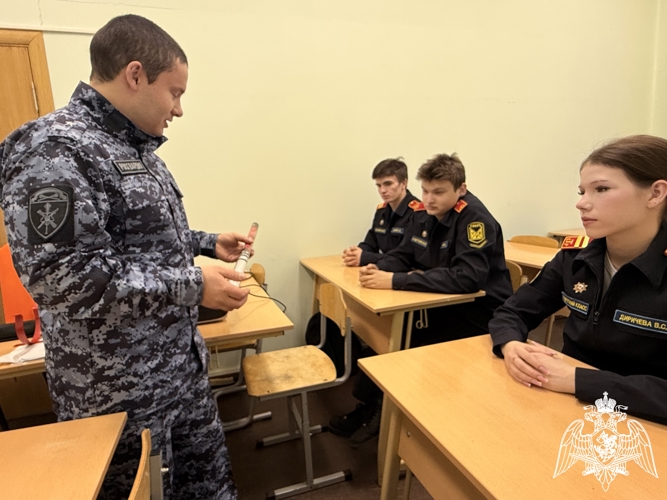 Военнослужащий  Росгвардии провел  занятие для школьников в Твери в преддверии новогодних каникул