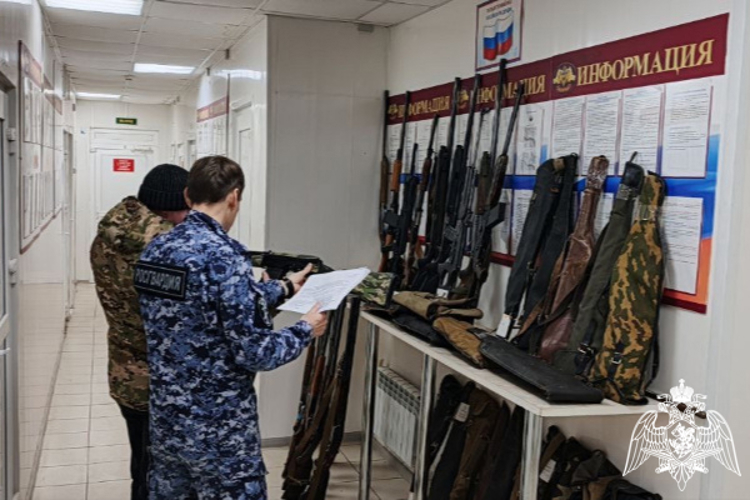 Тверские росгвардейцы передали более 40 единиц гражданского оружия в район проведения специальной военной операции