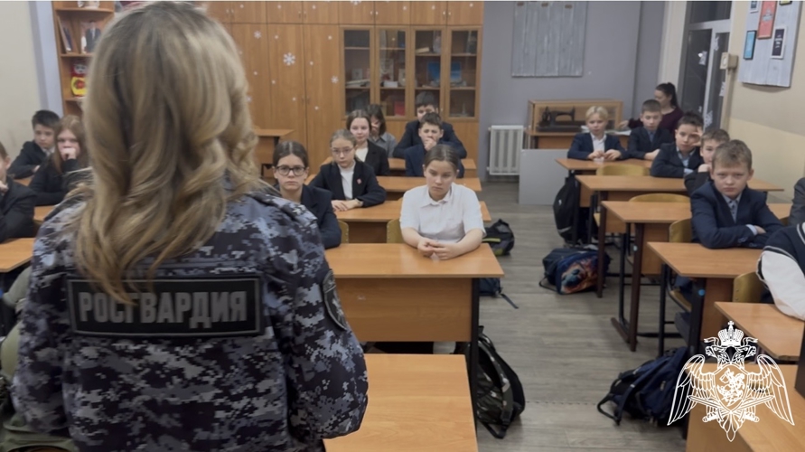В Твери сотрудники Росгвардии провели урок мужества для подрастающего поколения (видео)